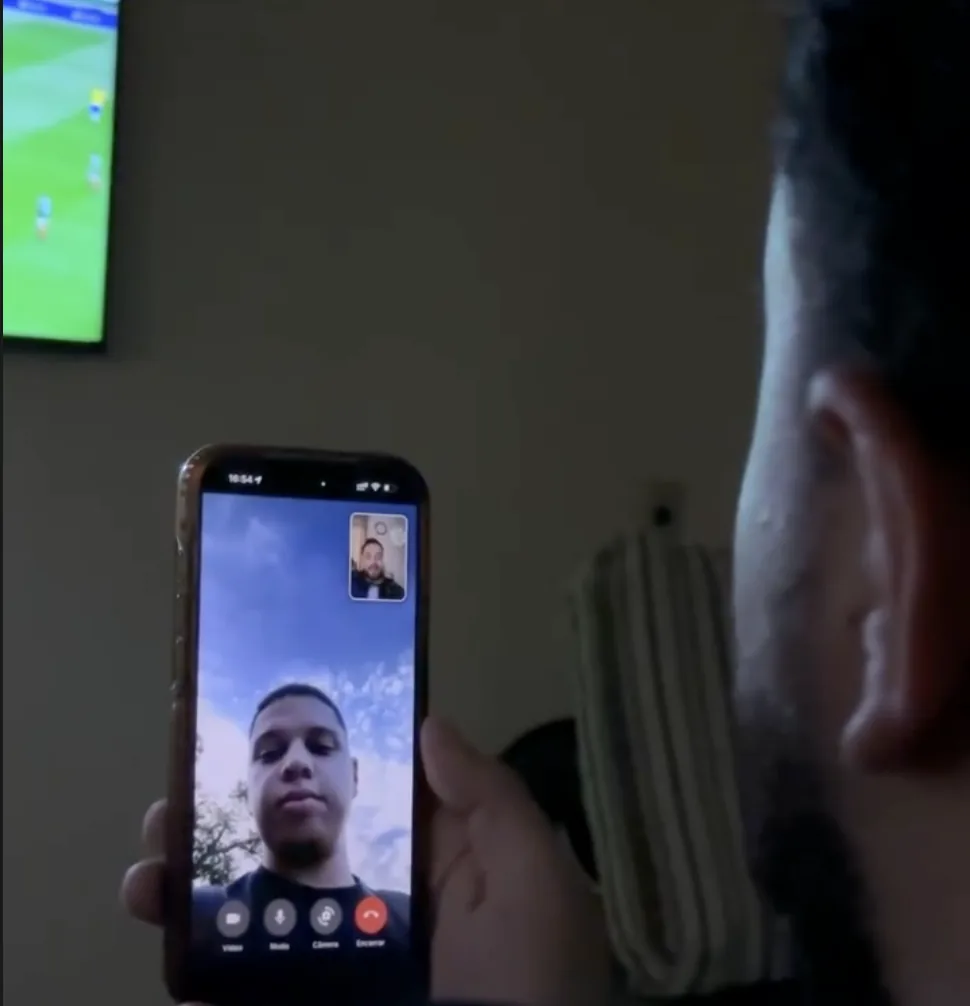 Responsável atendendo o visitante por videochamada